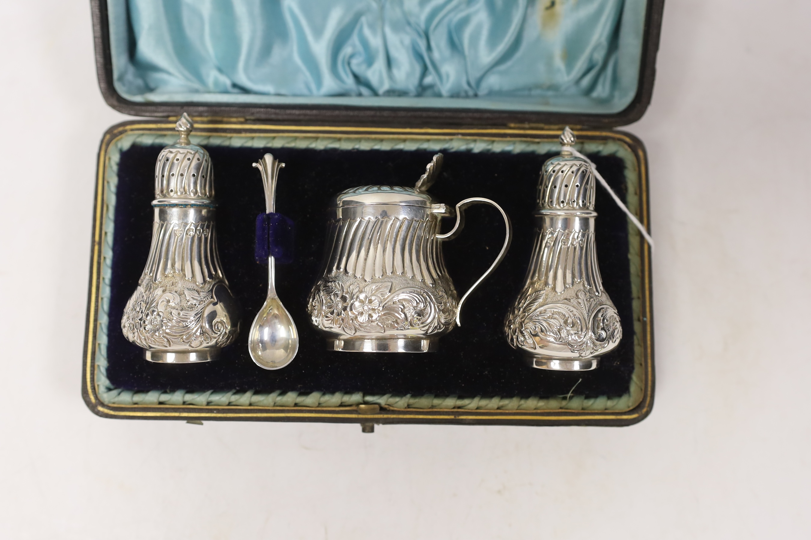 A cased Victorian silver three piece condiment set, with spoon, Haseler Brothers, London, 1892/3.